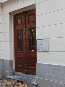 902796 Gezicht op de voordeur van de woning Servaasbolwerk 11 te Utrecht, waar in 1940 het Joodse gezin Van Gendringen ...